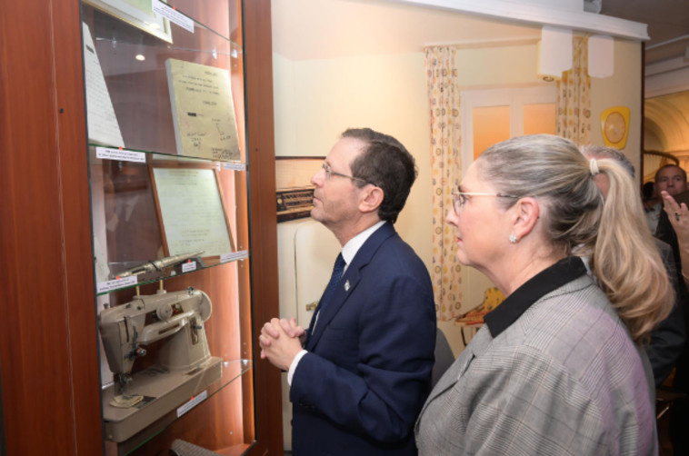 נשיא המדינה ורעייתו במוזיאון על שם אלי כהן ז״ל (צילום: עמוס בן גרשום, לע''מ)