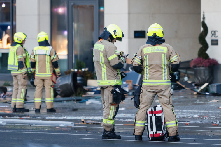 אזור סמוך למלון רדיסון בלו בברלין, מלא בפסולת לאחר דליפת האקווריום הגדול