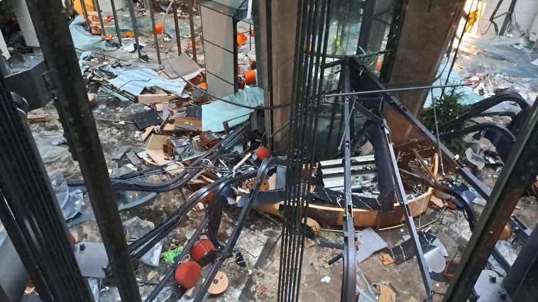 הריסות במלון רדיסון בלו בברלין לאחר דליפת המים מהאקווריום הגלילי הגדול