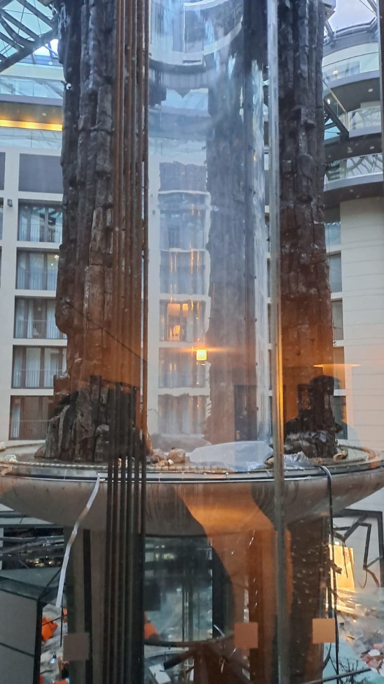 האקווריום הגדול לאחר שדלף במלון רדיסון בלו בברלין (צילום: יהודה דלבקוביץ)