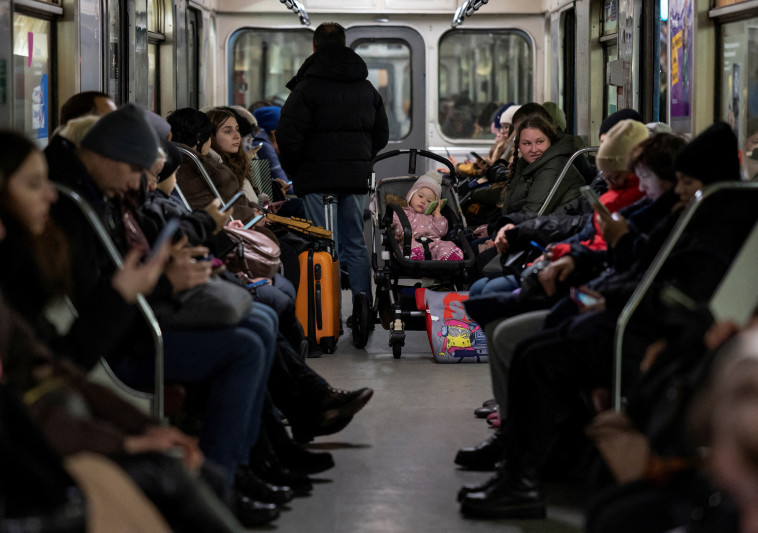 אזרחים אוקראינים תופסים מחסה בתוך הרכבת התחתית (צילום: REUTERS/Viacheslav Ratynskyi)
