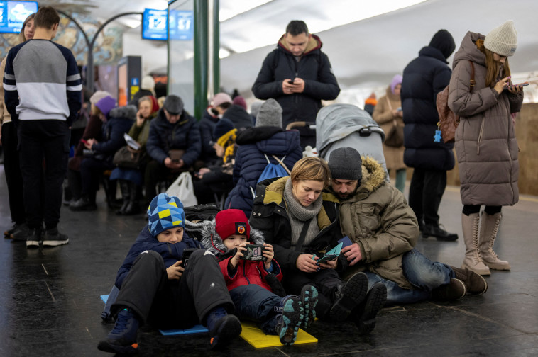 תופסים מחסה בתחנת הרכבת תחתית, קייב שוב תתת אש  (צילום: REUTERS/Viacheslav Ratynskyi)