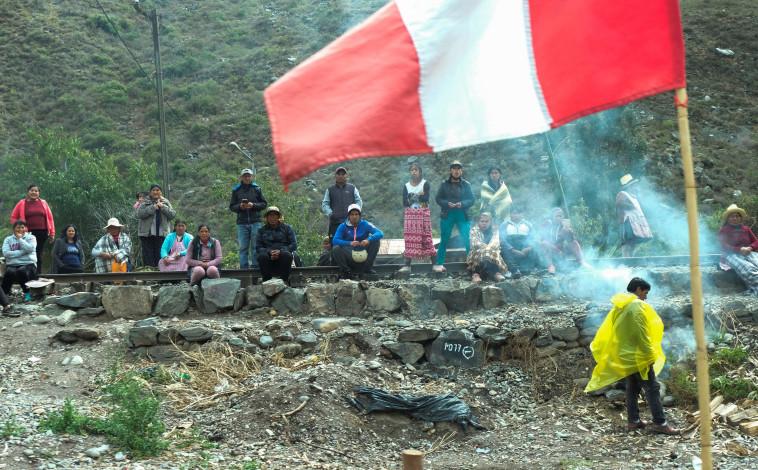 מפגינים בפרו חוסמים מסילת רכבת בעקבות הדחתו ומעצרו של הנשיא לשעבר פדרו קסטיו