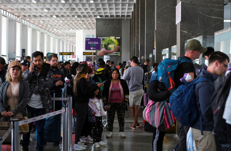 נוסעים ממתינים בתור מול דלפקי חברות התעופה בשדה התעופה בפרו, לאחר שהוא נסגר עקב ההפגנות (צילום: רויטרס)