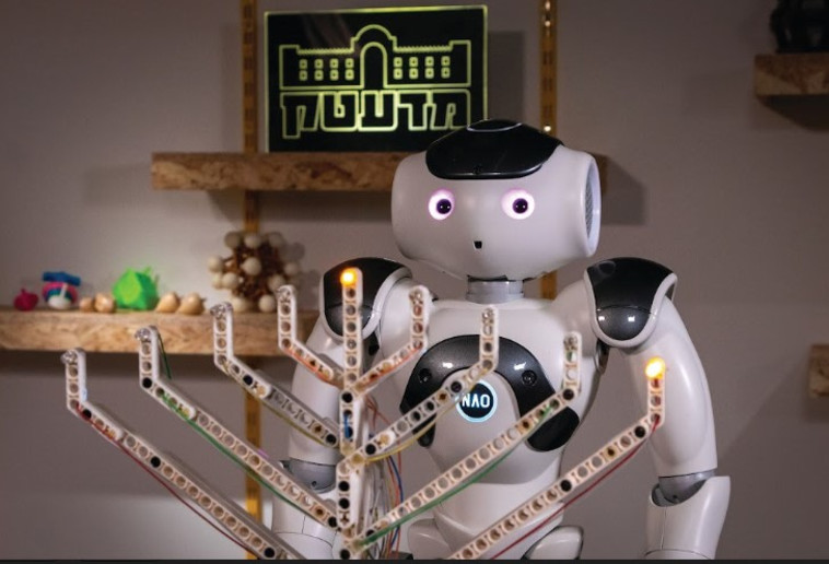 מוזיאון מדעטק חיפה רובוט נאו - הדלקת נרות חנוכה (צילום: מושון תמיר)