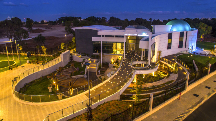 הפלנטריום בלילה