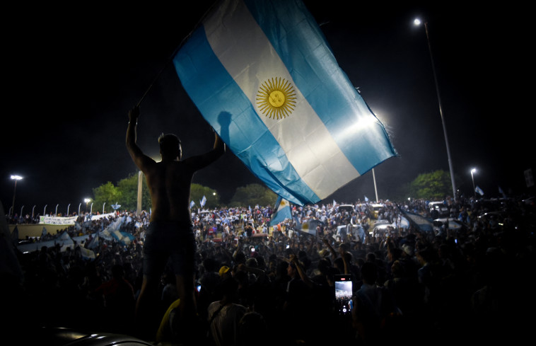 אוהדי ארגנטינה בבואנוס איירס (צילום:  REUTERS/Mariana Nedelcu)