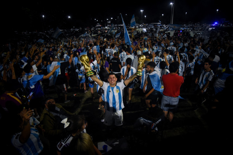 אוהדי ארגנטינה חוגגים (צילום:  REUTERS/Mariana Nedelcu)