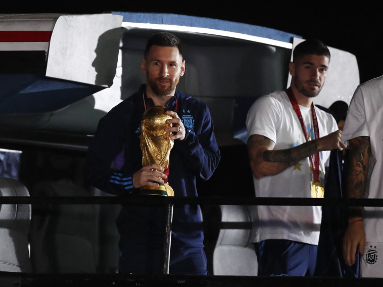 ליאו מסי חוזר עם גביע העולם לארגנטינה (צילום:  REUTERS/Agustin Marcarian)