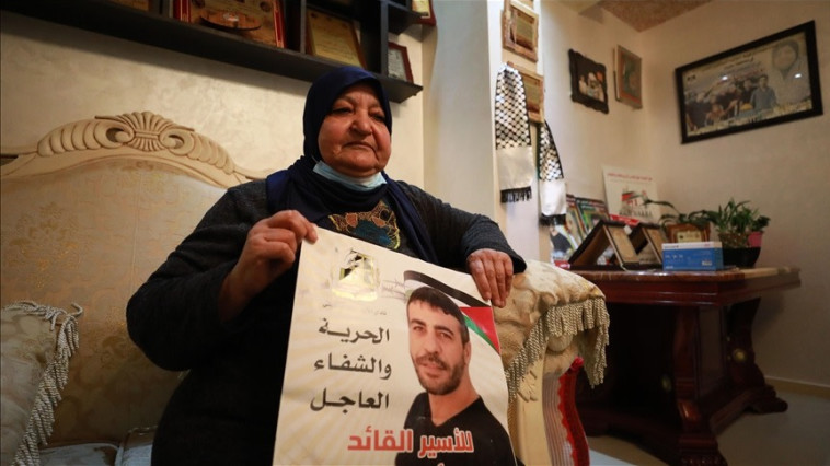 אמו של האסיר נאצר נאג'י אבו חמיד (צילום: רשתות ערביות)