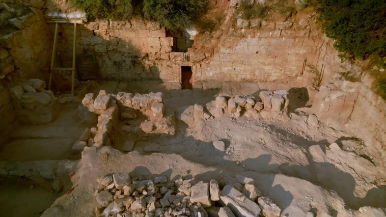 חצר מערת הקבורה שנחשפה (צילום: אמיל אלג'ם, רשות העתיקות)