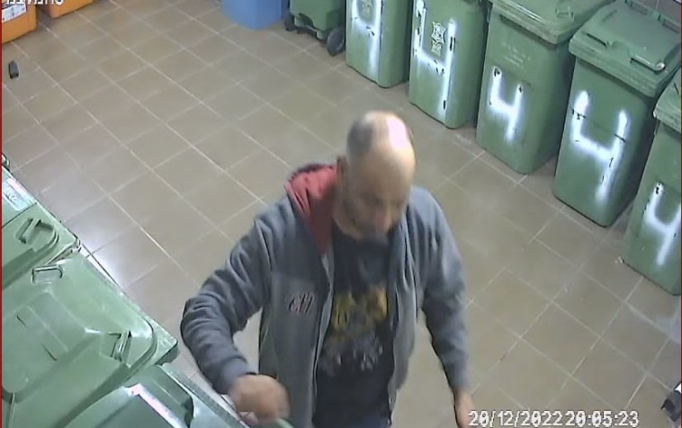 גבר נראה עוקב אחר צעירה בפתח תקווה