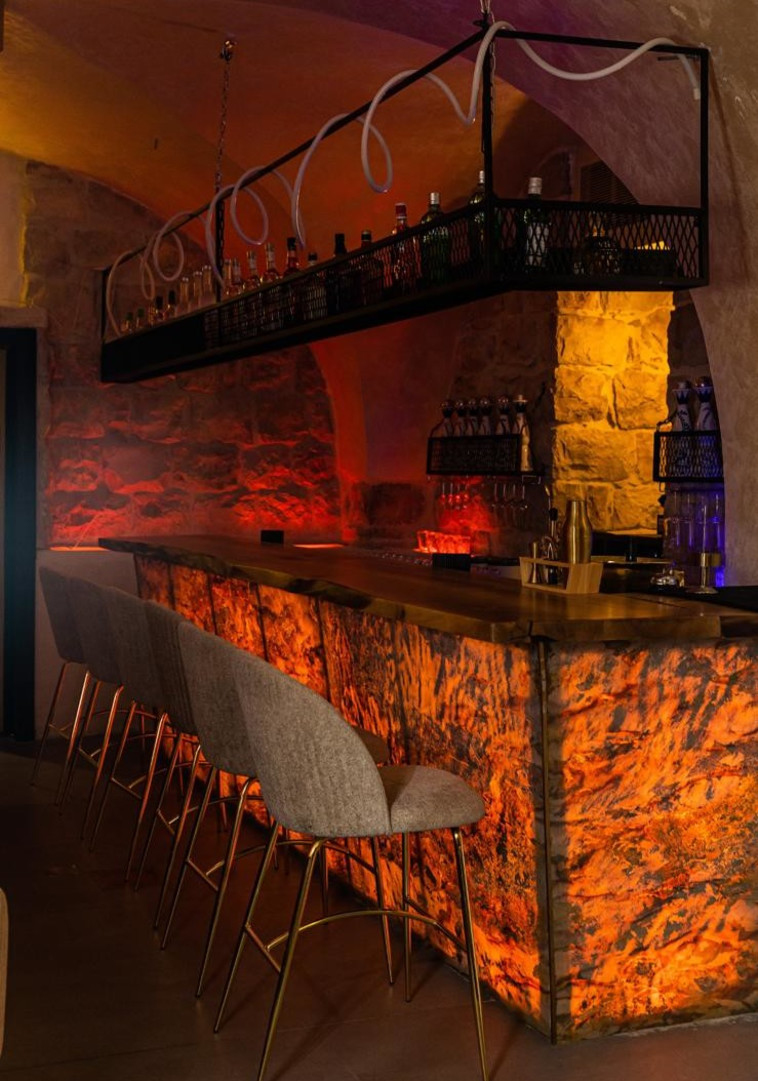 מהשעה 00:00 המקום הופך לדאנס בר באווירה תל אביבית