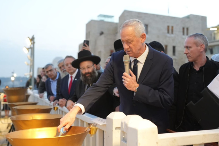 בני גנץ בהדלקת נר בכותל