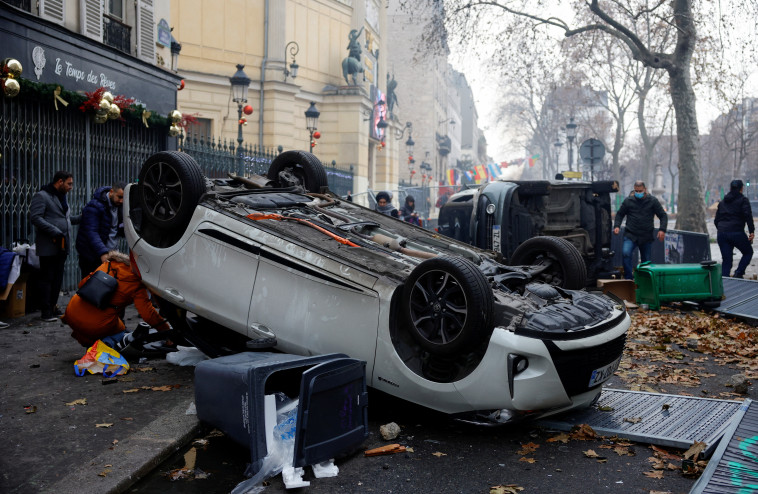 עימותים בפריז (צילום: REUTERS/Sarah Meyssonnier)
