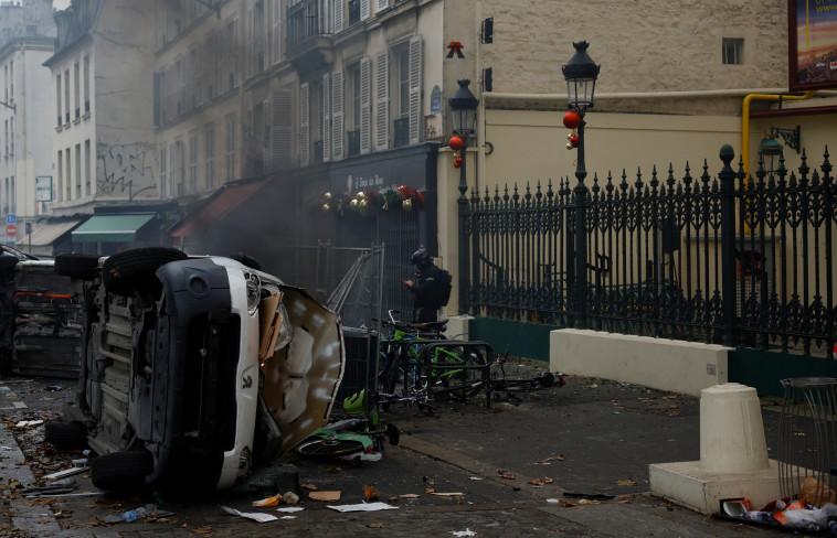 עימותים בפריז (צילום: REUTERS/Sarah Meyssonnier)