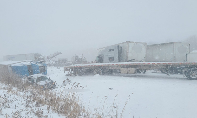 רכבים סטו מהכביש סמוך לאונטריו שבקנדה