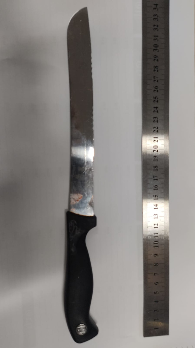 הסכין ששימשה על פי החשד את החשוד בכפר קאסם (צילום: דוברות המשטרה)