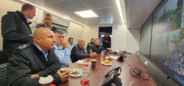 השר בר לב והמפכ''ל בחפ''ק המשטרה