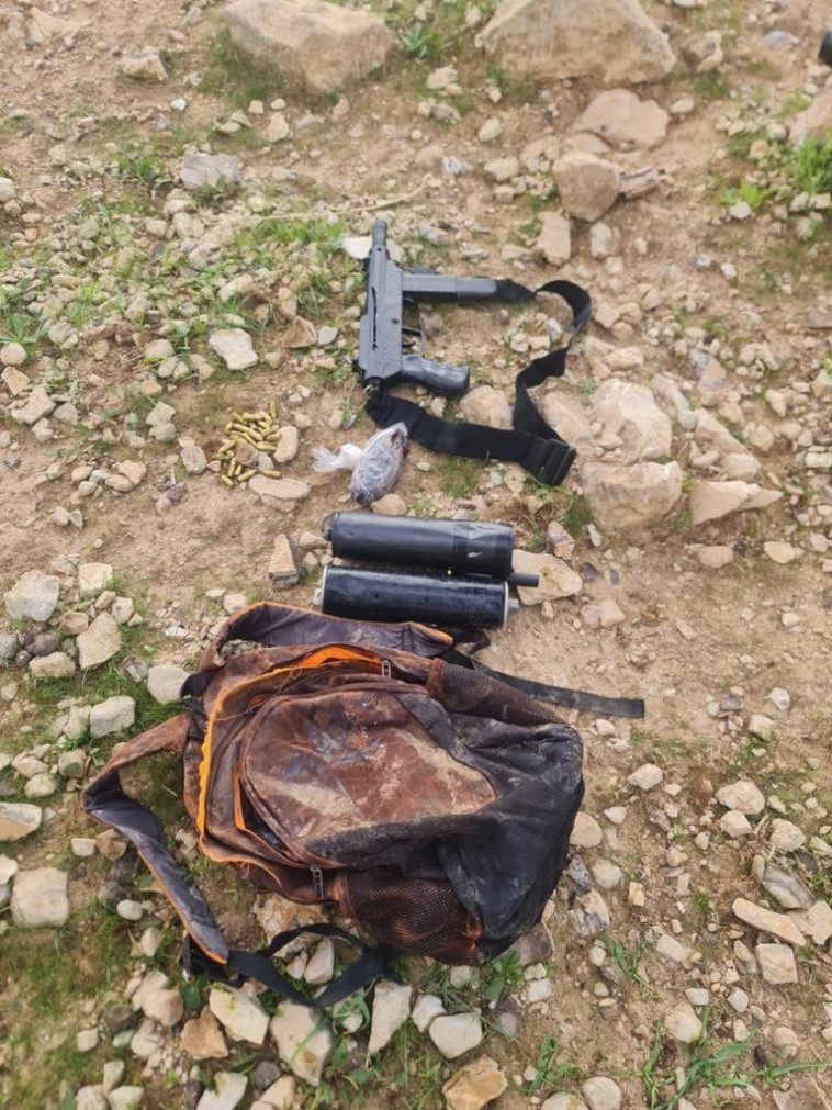 כלי נשק שבהם החזיק המחבל (צילום: דוברות המשטרה)