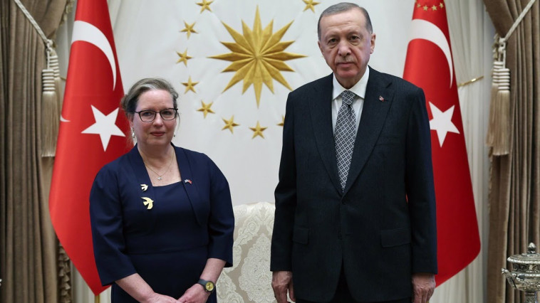 שגרירת ישראל בטורקיה אירית ליליאן והנשיא הטורקי (צילום: לשכת הנשיאות הטורקית)
