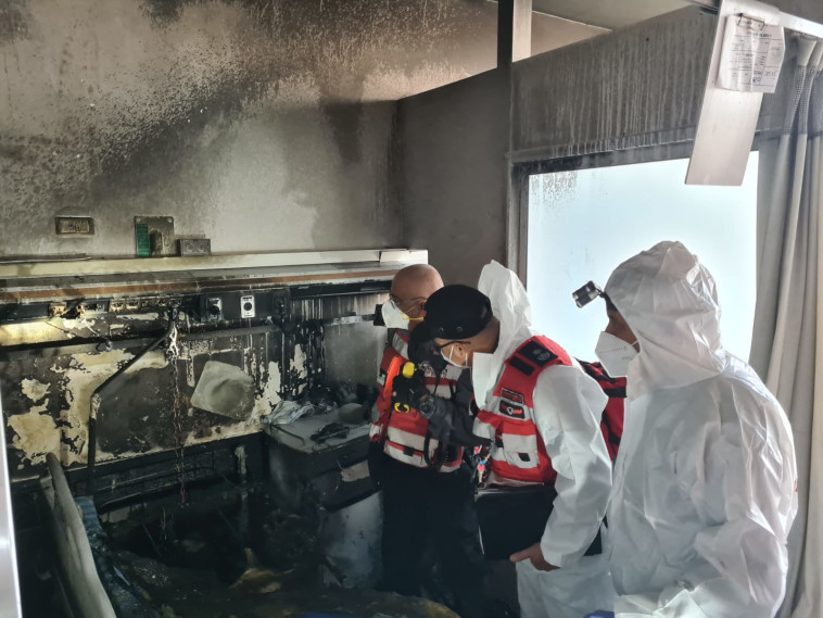 צוות החקירה של כבאות והצלה לישראל בזירת השריפה בבית החולים סורוקה בבאר שבע (צילום: דוברות כבאות והצלה)