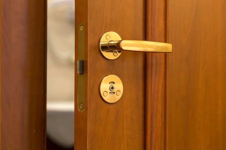 החדרים בקומה הראשונה נגישים לפריצות