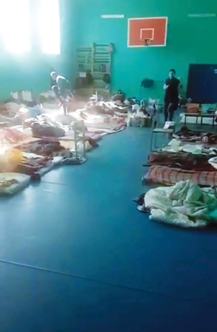 מחנה פיליטרציה באולם בבית הספר