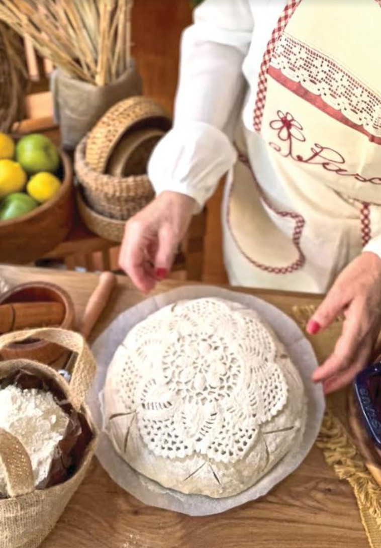  טכניקה קלה לציור על כיכר לחם מחמצת