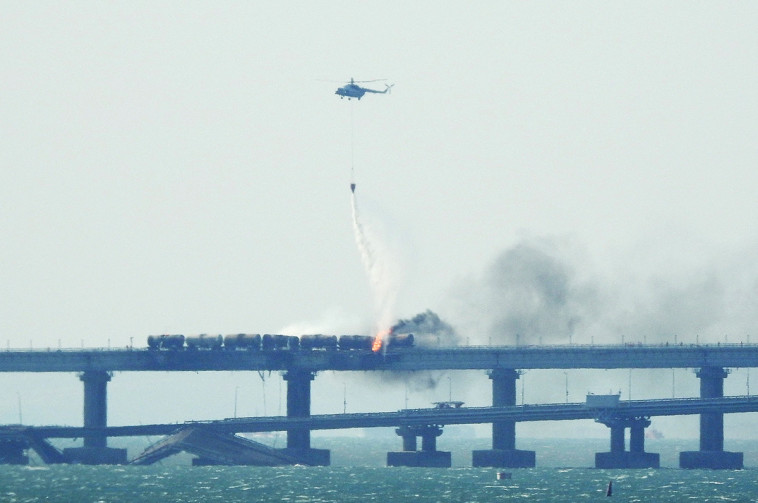Explosion at the Crimean Bridge (Photo: Vertical)