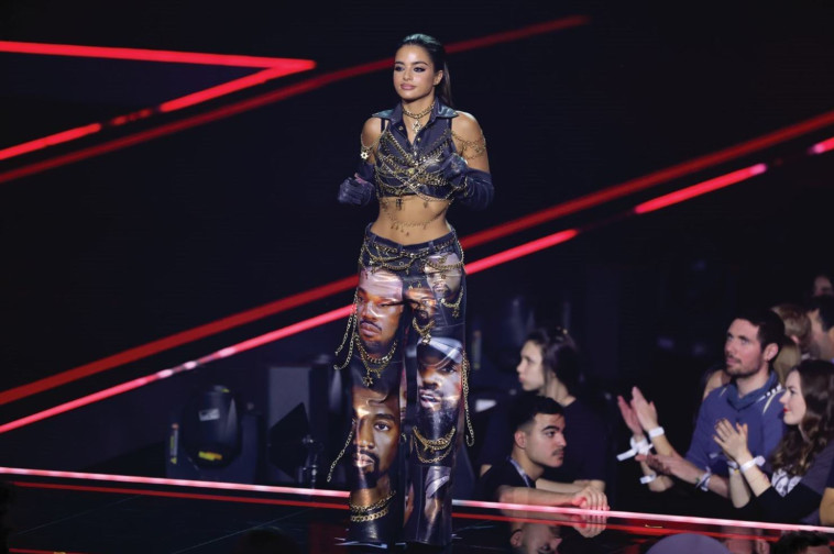 נועה קירל עם מכנסי קניה ווסט