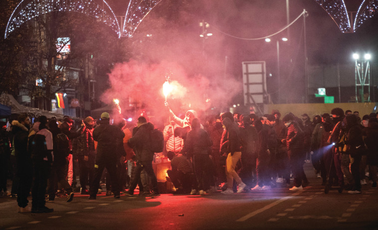 Moroccan team fans riot after the team's loss to France (Photo: SIMON WOHLFAHRT.GettyImages)
