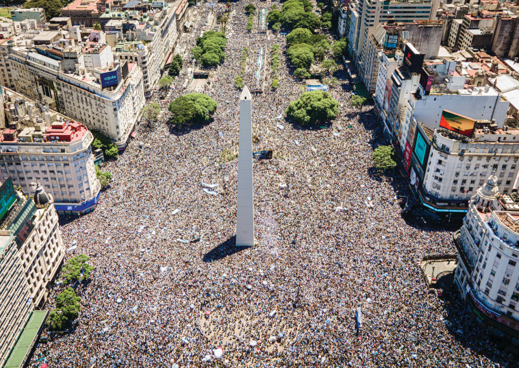 מיליונים בבואנוס איירס שבארגנטינה ממתינים לקבל את פניהם של שחקני הנבחרת (צילום: Marcelo Endelli.GettyImages)