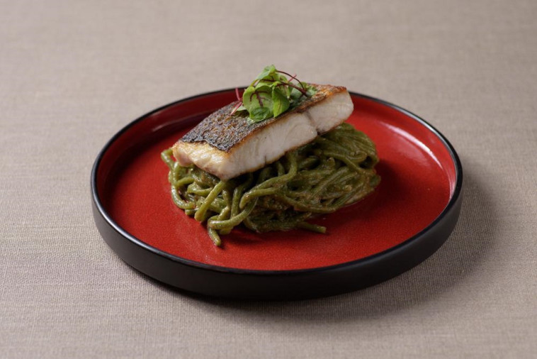 פילה דניס על מצע אטריות תרד בקארי קוקוס בסושי בזל