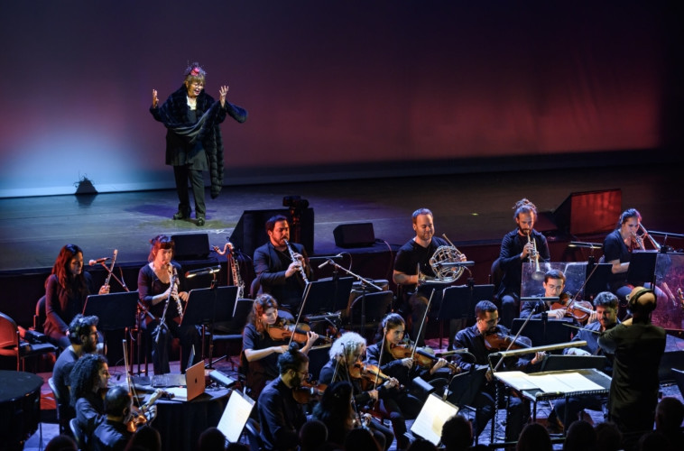 יוסי בנאי ותזמורת המהפכה  (צילום: משה צ'יטיאת)