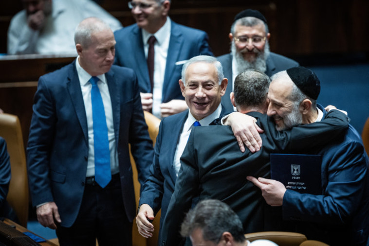 נתניהו, גלנט, דרעי חוגגים את הממשלה החדשה