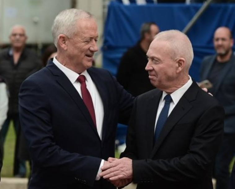 יואב גלנט ובני גנץ בטקס החילופין במשרד הביטחון