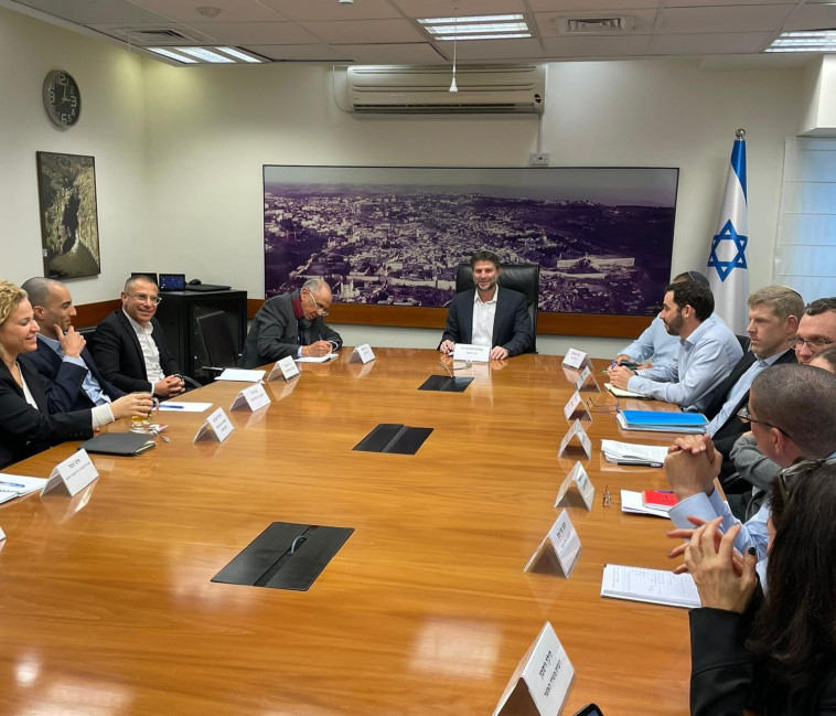 סמוטריץ' בפגישה עם צמרת משרד האוצר