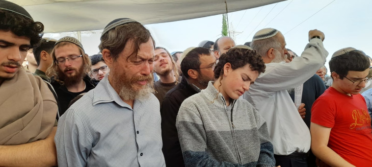 מתאבלים בעת פקידת קבר הרב דרוקמן