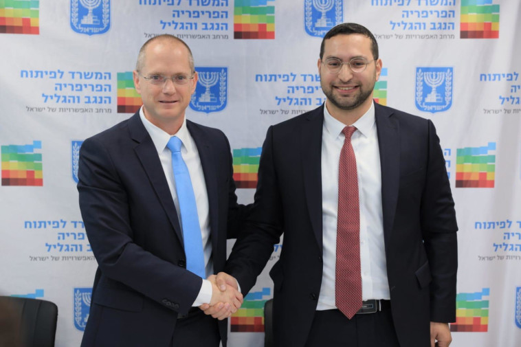 השר היוצא עודד פורר והשר הנכנס יצחק וסרלאוף