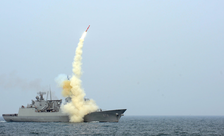 שיגור טיל שיוט (צילום: REUTERS/South Korean Navy)