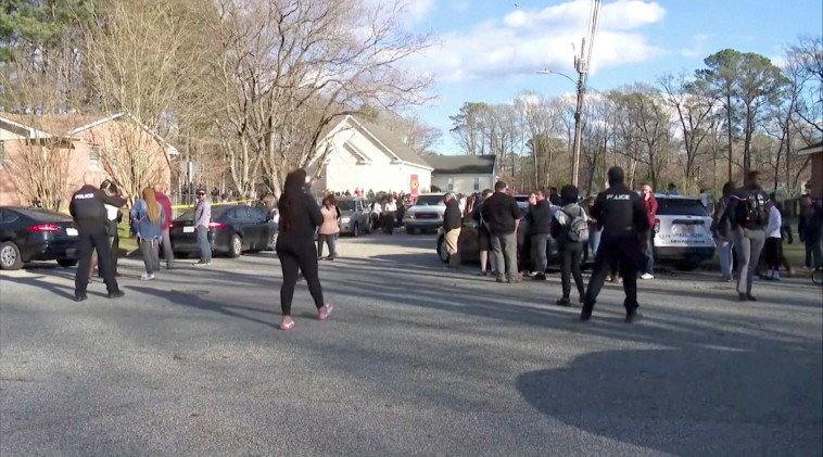 אנשים מתאספים סביב בית הספר בו אירע הירי על ידי בן ה-6 בווירג'יניה (צילום: רויטרס)