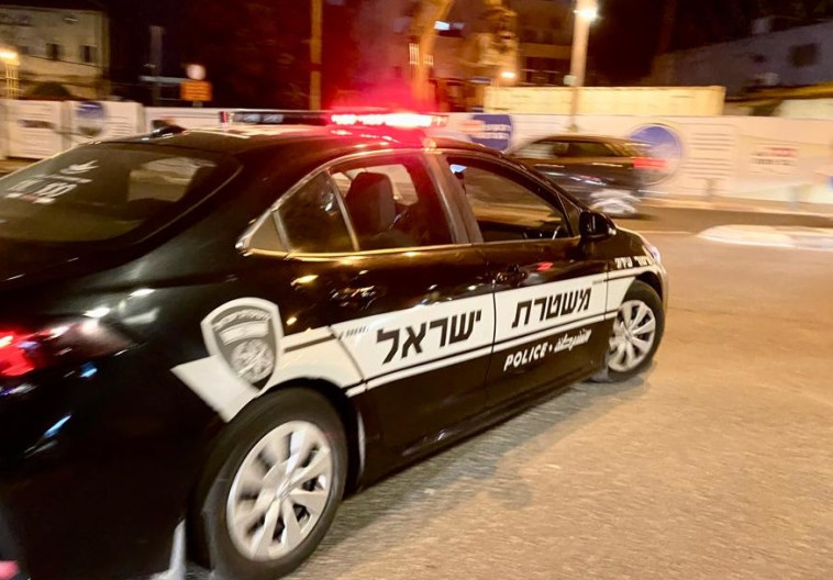 ניידת משטרה בלילה