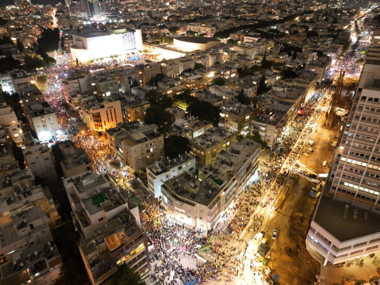 עשרות אלפים בהפגנה נגד הממשלה בתל אביב (צילום: ללא)