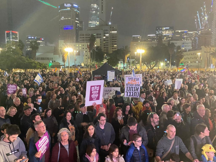 עשרות אלפים בהפגנה נגד הממשלה בתל אביב