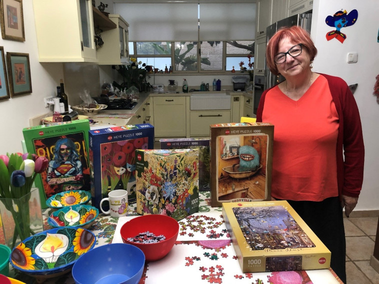 הכימאית דניאלה ליבמן עם הפאזלים של Family Glue