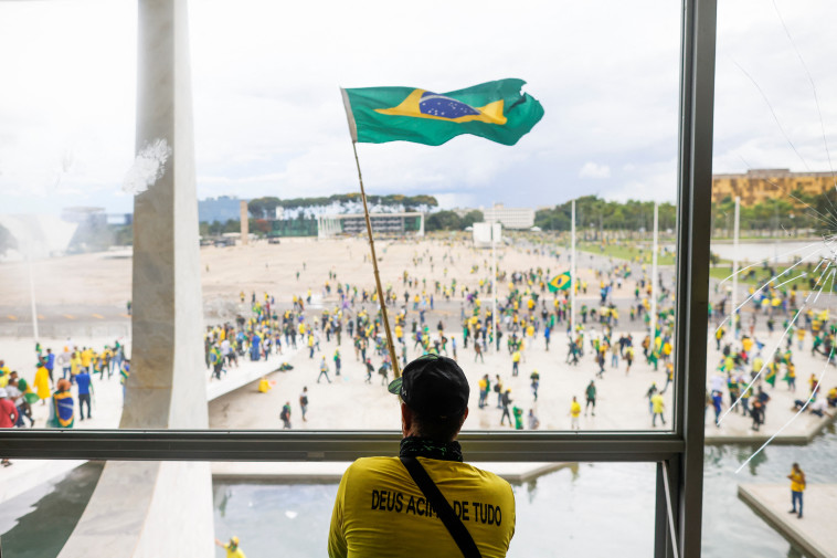 פריצה לבניין הקונגרס בברזיל (צילום: REUTERS/Adriano Machado)
