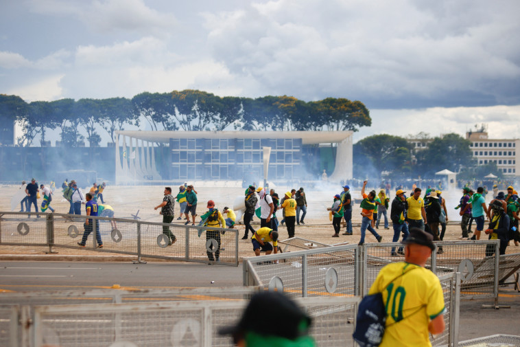 פריצה לבניין הקונגרס בברזיל (צילום: REUTERS/Adriano Machado)