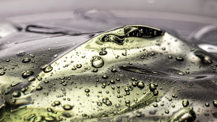 קיימים היום חומרי סיכה על בסיס מים, סיליקון ושמן