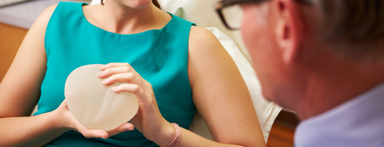 החתך בשד הימני נפתח והשתל הציץ החוצה